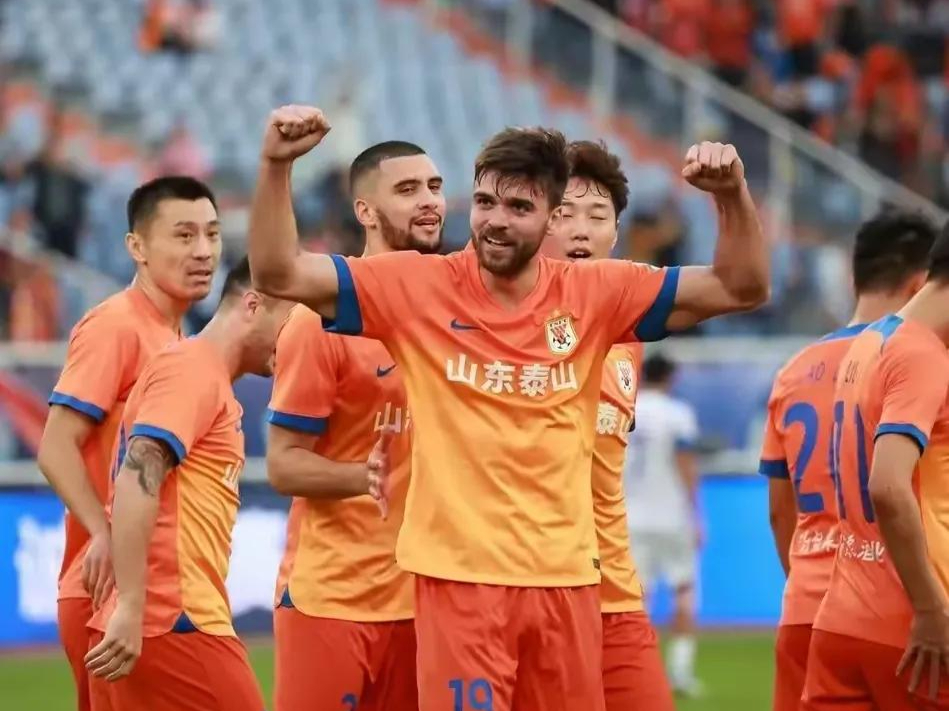 清晨体能课后,山东泰山战术微调备战欧冠,气氛紧张,资深球员宣示担当(曼城历史上最佳阵容) 清晨体能课后,山东泰山战术微调备战欧冠,气氛紧张,资深球员宣示担当(曼城历史上最佳阵容)