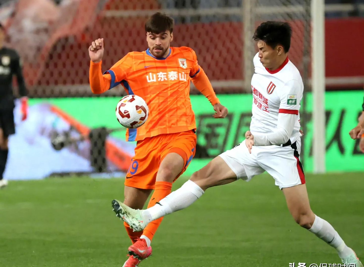 包含冲刺阶段突围战来临，山东泰山围绕意甲官宣签约，球迷炸锅，资深球员宣示担当的词条-开云平台